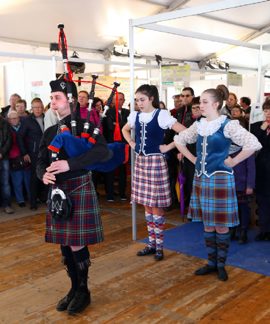 Piper and Dancers from Scotland Piper and Dancers from Scotland